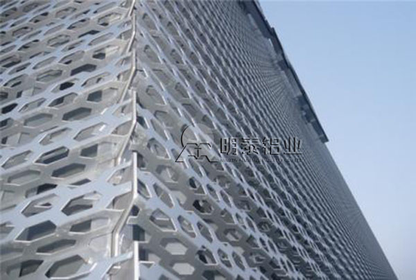 3104鋁板卷在建筑行業(yè)的應(yīng)用，廠家直供價(jià)格多少？